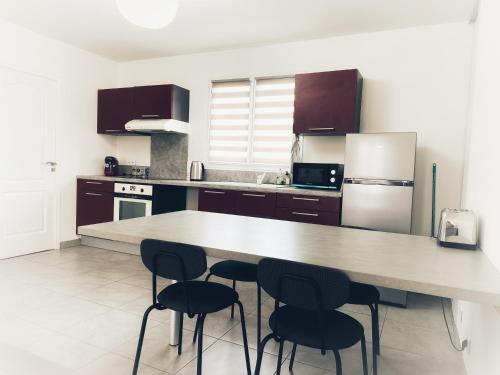 uma cozinha com um balcão e quatro cadeiras em Grand T2 haut de villa calme vue sur le Rocher em Roquebrune-sur-Argens