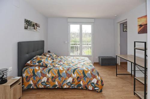 une chambre avec un lit, un bureau et une fenêtre dans l'établissement Gîte Ô fil du Tarn, à Lescure-dʼAlbigeois