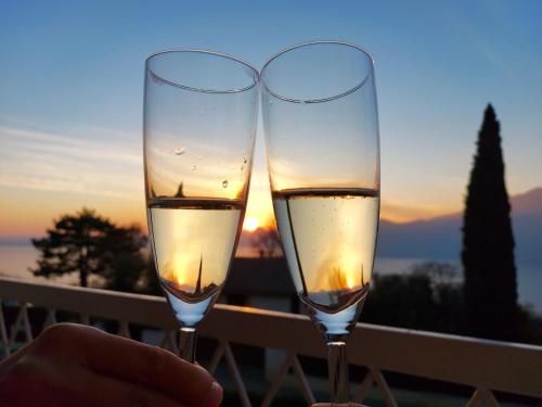 twee glazen wijn voor de zonsondergang bij Garda Panoramic House in Albisano