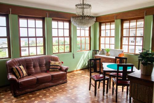 Casa De Quintãs في فيلا ريال: غرفة معيشة مع أريكة وطاولة