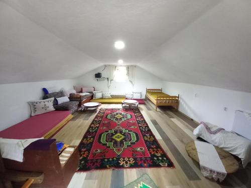 - un salon avec un canapé et un tapis dans l'établissement Apartman Bosanska Avlija-Muzej-, à Visoko