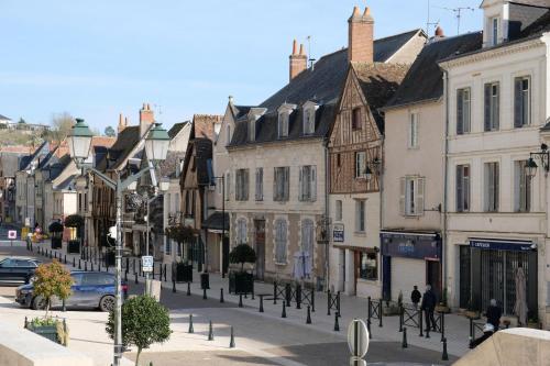 a street in a town with buildings and cars at Studio Amboise centre historique in Amboise