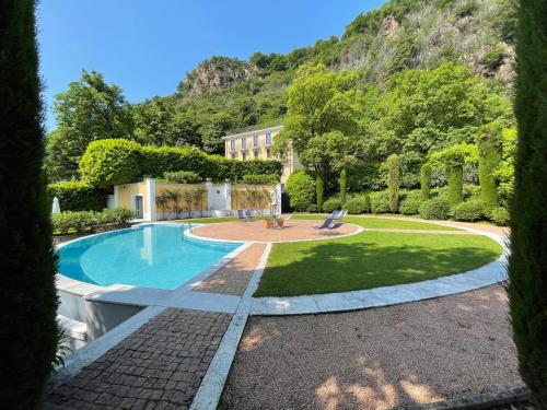 una casa con piscina en un patio en Ville Lago Lugano, en Porto Ceresio