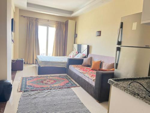 salon z kanapą i łóżkiem w obiekcie Cecelia Resort w mieście Hurghada