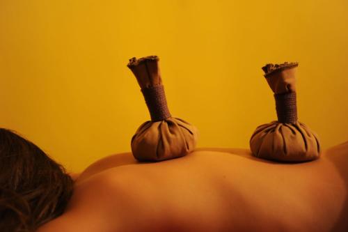 a persons back with two vases on top of it at El Rincón de Monasterio in Monasterio