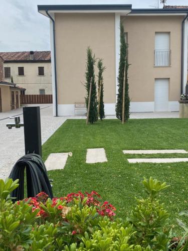 a yard with plants and flowers in front of a house at Sul VenTo del Po in Melara