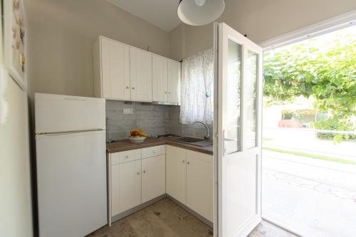 Moukas Seaside Apartments Romanticoにあるキッチンまたは簡易キッチン