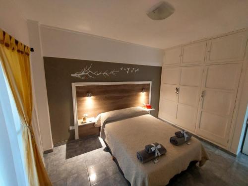 Un dormitorio con una cama con dos bolsas. en Altos de Mendoza Suite en Mendoza