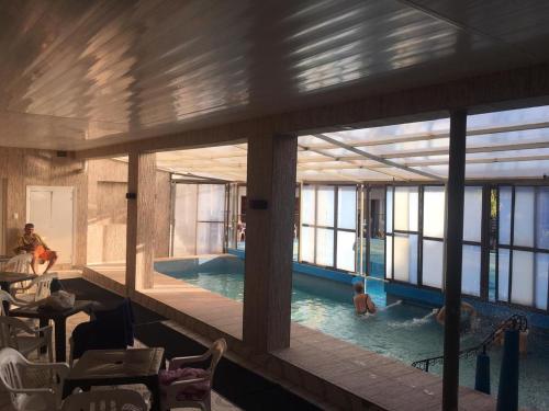 a swimming pool in a building with people in it at Hotel Mar Del Plata in Termas de Río Hondo