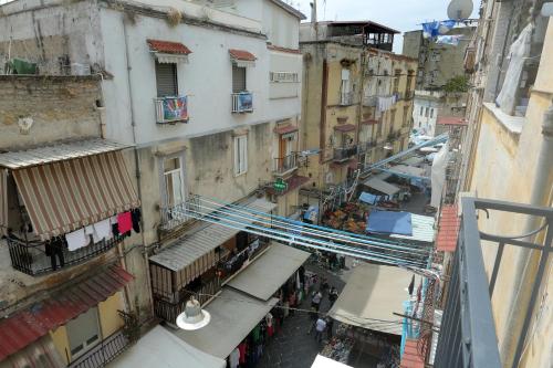 einen Blick über eine Stadtstraße mit Gebäuden in der Unterkunft Piccole Donne in Neapel