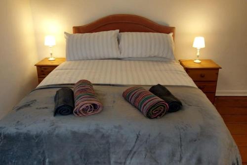 Postel nebo postele na pokoji v ubytování Cosy Town-Centre Cottage, St Austell, Cornwall