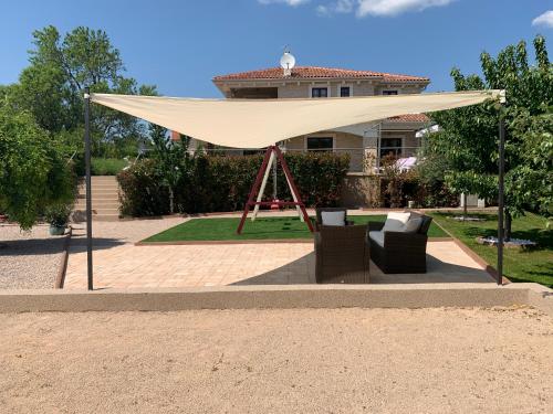Κήπος έξω από το Villa Cecilia - 4 bedrooms, 4 bathrooms, heated inside pool, gym