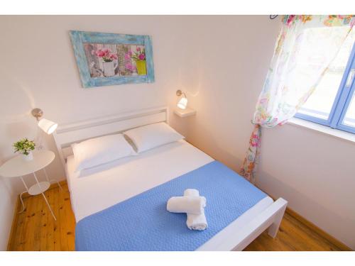 un pequeño dormitorio con una cama con un juguete en Villa Romansa near Split- heated pool peace, bbq, en Krušvar