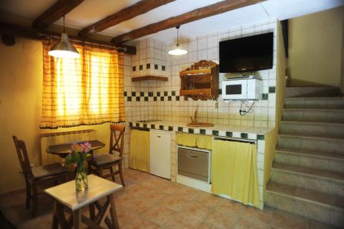 a small kitchen with a table and a microwave at El Rincón de Monasterio in Monasterio
