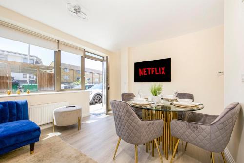 a dining room with a table and chairs at Prime Luxury, Heathrow, FreeParking, WiFi, Netflix in Yiewsley