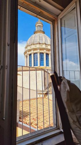 una ventana con vistas a un edificio en Caelum Hyblae, en Ragusa