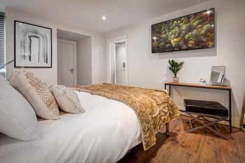 Modern One Bed Apartment in Windermere tesisinde bir odada yatak veya yataklar