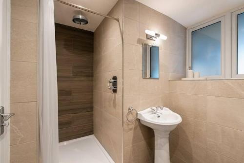 Modern One Bed Apartment in Windermere tesisinde bir banyo