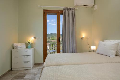 1 dormitorio con 1 cama y ventana con balcón en Elena Hara, en Alikanas