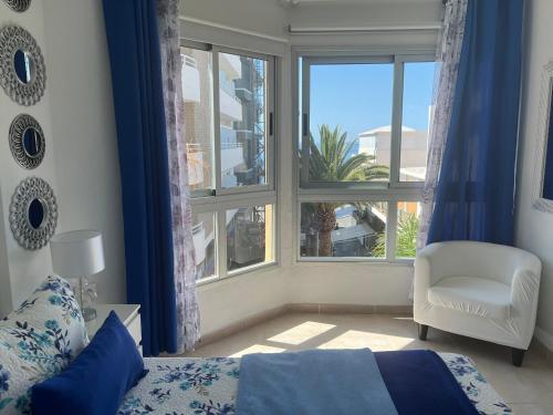 プエルト・デ・ラ・クルスにあるRosmaryのベッドルーム1室(ベッド1台、椅子、窓付)