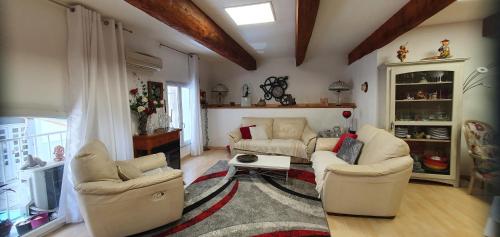 un salon avec deux canapés et une télévision dans l'établissement Le Loft du 31 déco charme cosy centre Garage privé Climatisation, à Sète