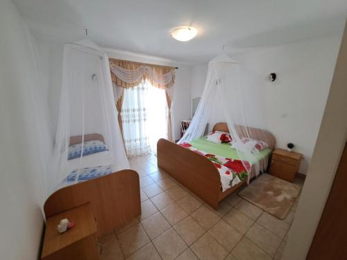 Habitación pequeña con cama y ventana en Apartments 1000 Flowers, en Stari Grad