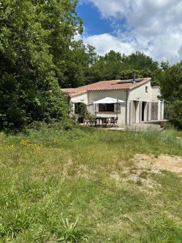 une petite maison blanche au milieu d'un champ dans l'établissement Maison dans écrin de verdure vue Sainte-Baume, à Nans-les-Pins