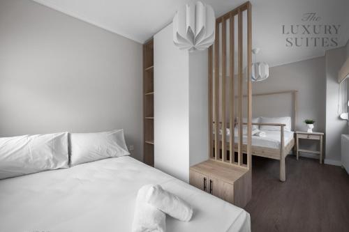 Кровать или кровати в номере Nephele, The Luxury Suites