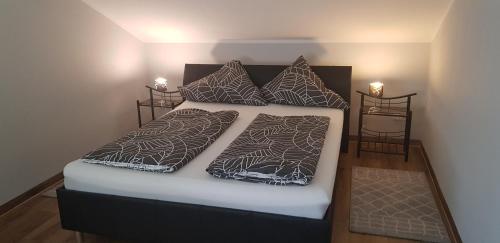 1 dormitorio con 1 cama con 2 almohadas en Pension Strohm im Lieth Café, en Bad Fallingbostel