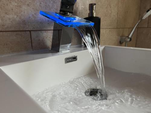 a stream of water coming out of a faucet in a sink at MAISON DE VACANCES in Newport