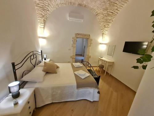 sypialnia z dużym łóżkiem w pokoju w obiekcie La Dimora nel Borgo w mieście Locorotondo