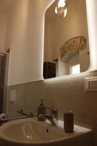 y baño con lavabo y espejo. en Appartamento Camelia, en Palo del Colle