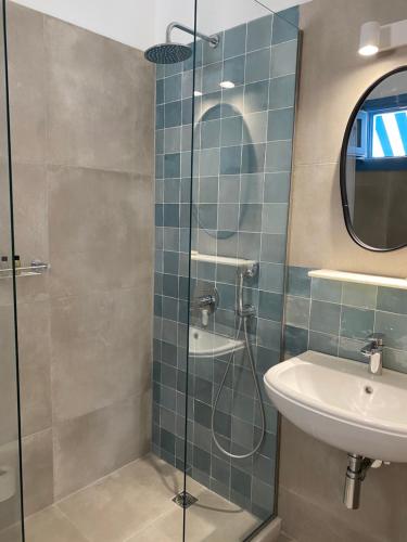ein Bad mit einer Dusche und einem Waschbecken in der Unterkunft Nissiotiko Hotel in Drios