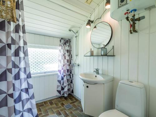 een badkamer met een toilet en een wastafel bij Holiday home Fanø CCVIII in Fanø