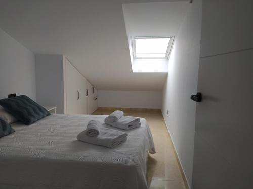 um quarto com uma cama com duas toalhas em Paraiso de Nerja em Nerja