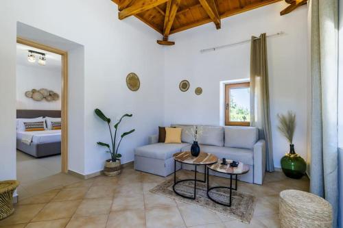 - un salon avec un canapé bleu et une table dans l'établissement Villa Koukounaria, à Skopelos
