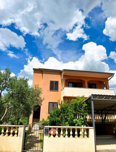 Spacious apartment with free parking and garden in calm area