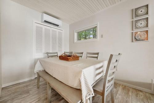 Una cama o camas en una habitación de Cloud Nine on Crystal Lake