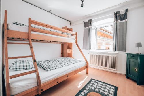 1 dormitorio con literas y ventana en Hüdahof Niemtal, en Niemthal