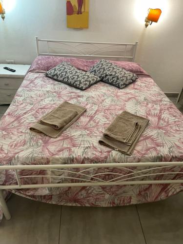 - un lit avec 2 serviettes et des oreillers dans l'établissement Exotic Home, à Baia
