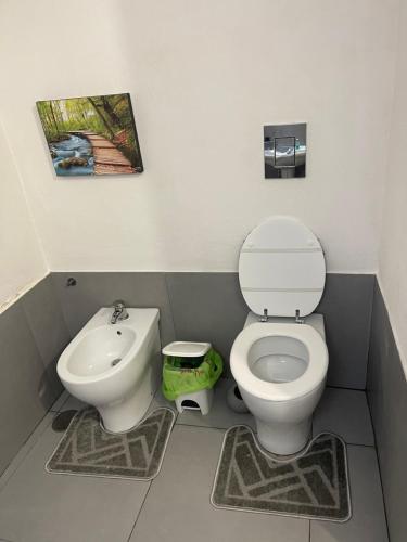 La salle de bains est pourvue de toilettes et d'un lavabo. dans l'établissement Exotic Home, à Baia