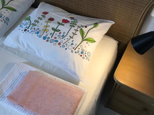 パルスにあるApartamento en Playa de Pals Costa Bravaの花の枕付きベッド