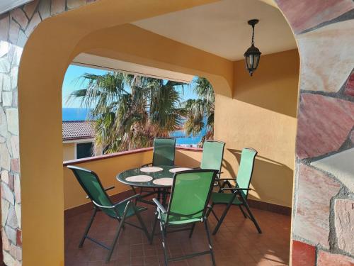 patio con mesa y sillas en el balcón en Przytulny apartament w Belvedere Marittimo, en Belvedere Marittimo