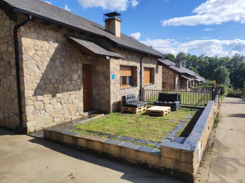 una casa in pietra con un giardino di fronte di Villa Quijada a Trefacio