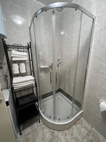 una doccia con porta in vetro in bagno di Moro Apartment a Malinska