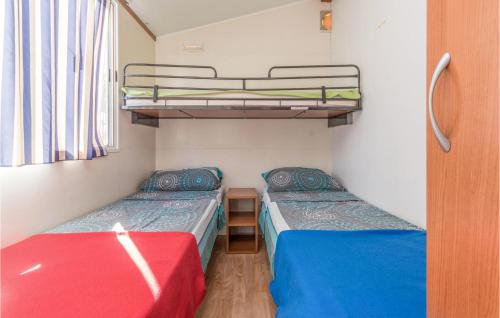 een kleine kamer met 2 stapelbedden en een raam bij Beautiful Home In Turanj With Wifi in Turanj