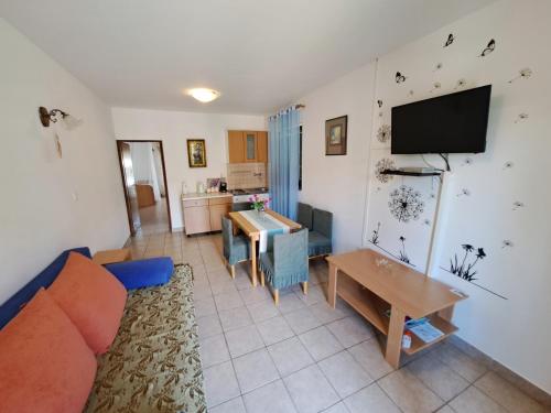 Φωτογραφία από το άλμπουμ του Apartments 1000 Flowers σε Stari Grad