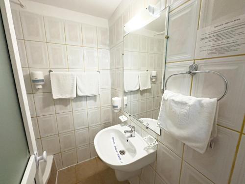 A bathroom at Hotel Majestic Olimp & Apartments