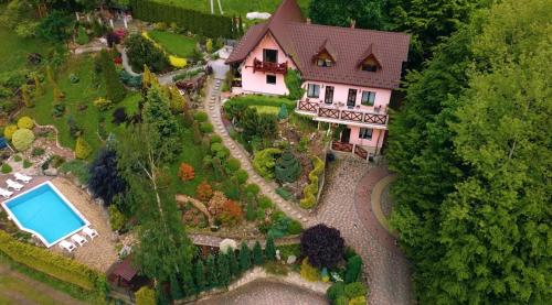 una vista aérea de una casa con piscina en Veres, en Yaremche