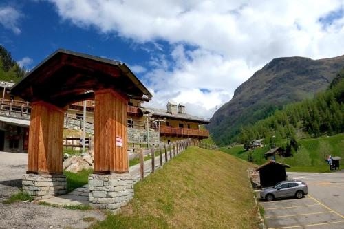 a building with a car parked in a parking lot at PUNTA VITTORIA SUB 14 - RESIDENCE ANDERBATT GRESSONEY - 3 locali - CIR N 0010 in Staval